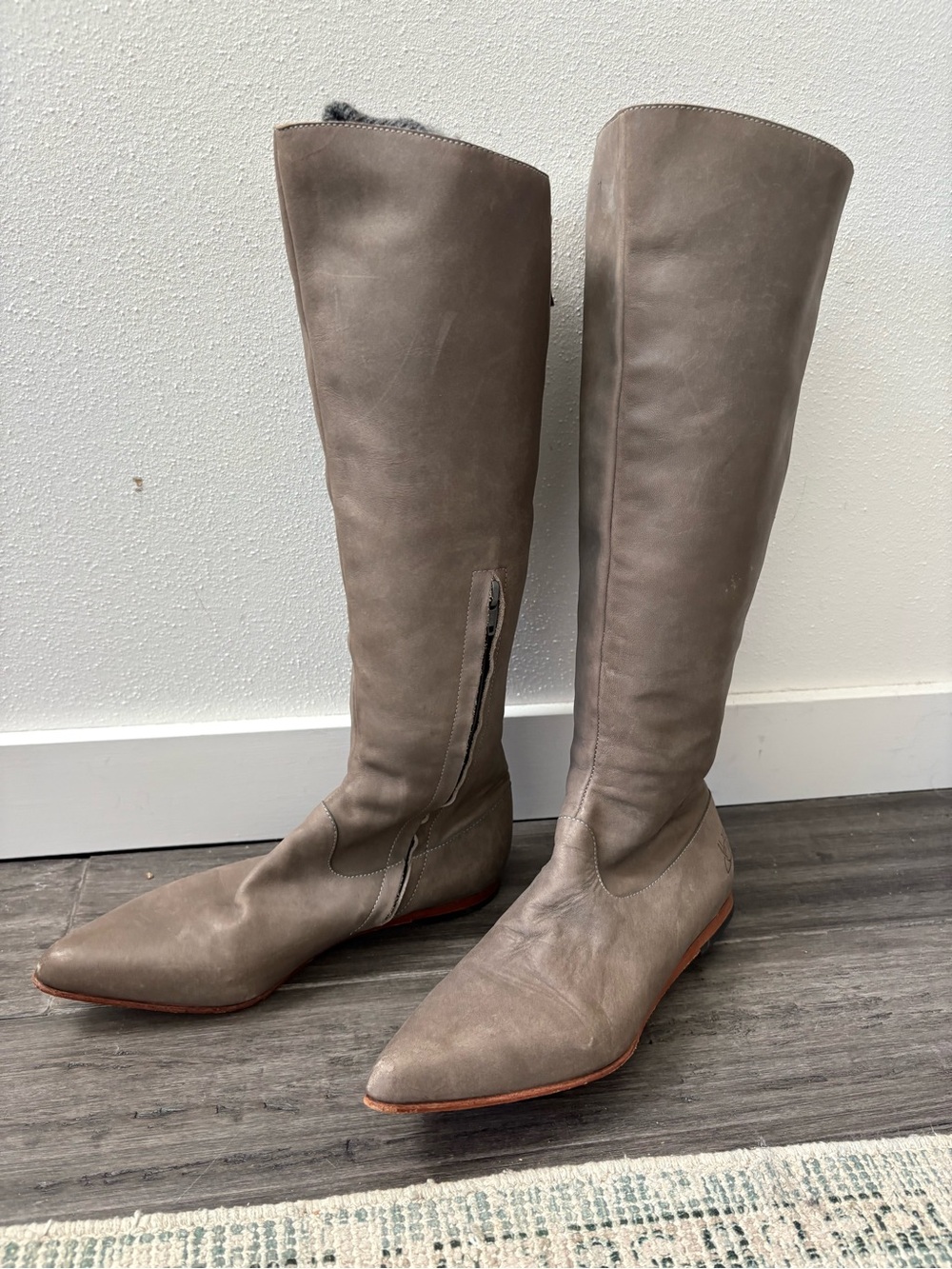 John Fluevog
PRESENCE
INTUIT
Intuit Grey